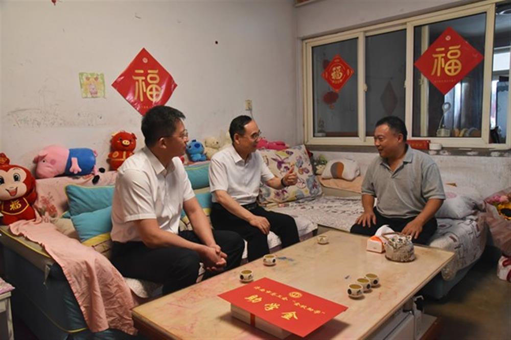 金秋助学，情暖人心 济南市总工会领导走访慰问集团 困难职工及子女